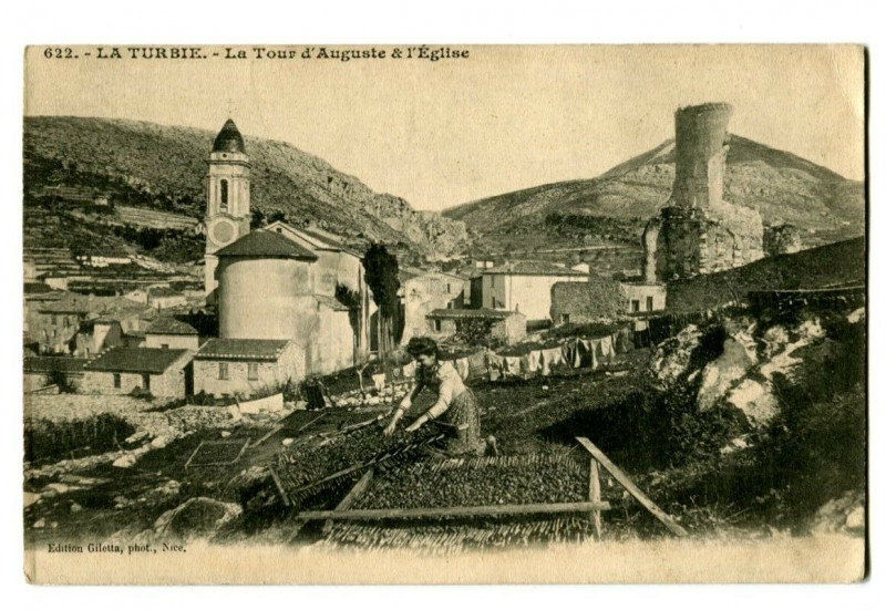 Carte postale ancienne Alpes-Maritimes La Turbie La Tour d'Auguste et l'Eglise animé à La Tour