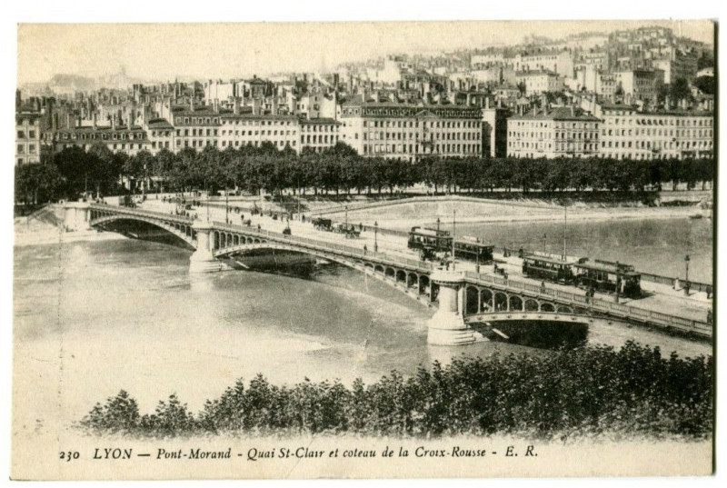 Carte postale ancienne Rhône Lyon Pont Morand Quai St-Clair et Coteau de la Croix-Rousse animé à Lyon