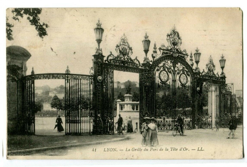 Carte postale ancienne Rhône Lyon La grille du Parc de la Tête d'Or animé à Lyon