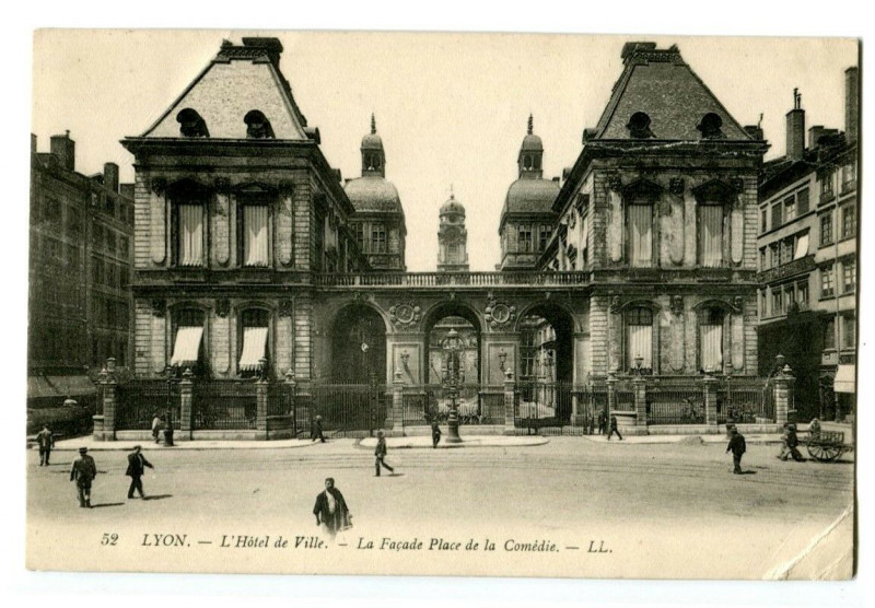 Carte postale ancienne Rhône Lyon L'Hôtel de Ville La Façade Place de la Comédie animé à Lyon