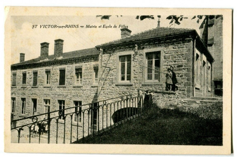Carte postale ancienne Loire Saint-Victor-sur-Rhins Mairie et Ecole de Filles animé à Saint-Victor-sur-Rhins