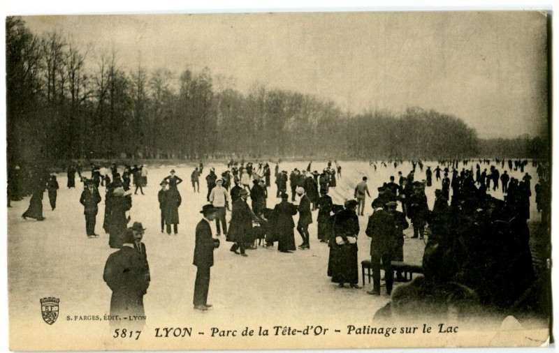 Carte postale ancienne Rhône Lyon Parc de la Tête d'Or patinage sur le Lac animé à Lyon