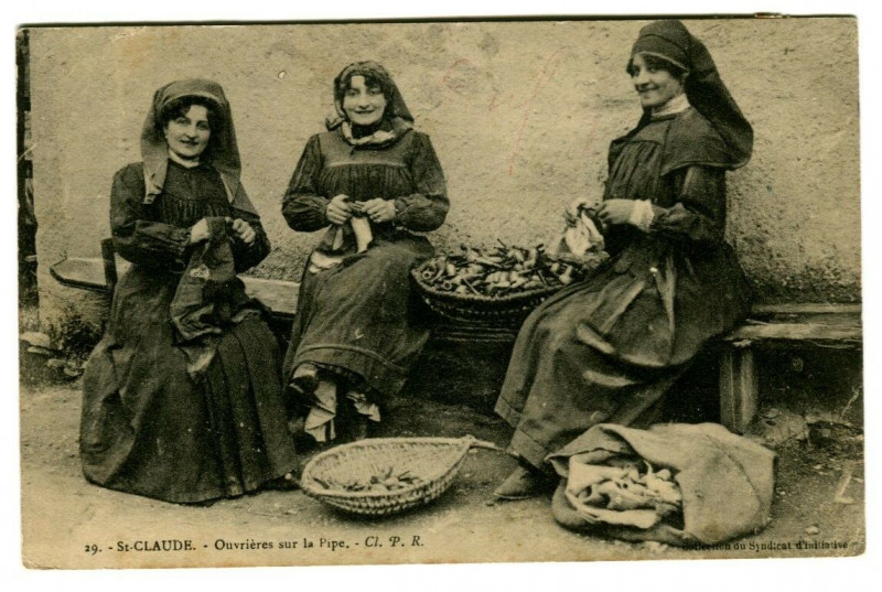 Carte postale ancienne Jura Saint-Claude Ouvrières sur la pipe animé métiers à Saint-Claude