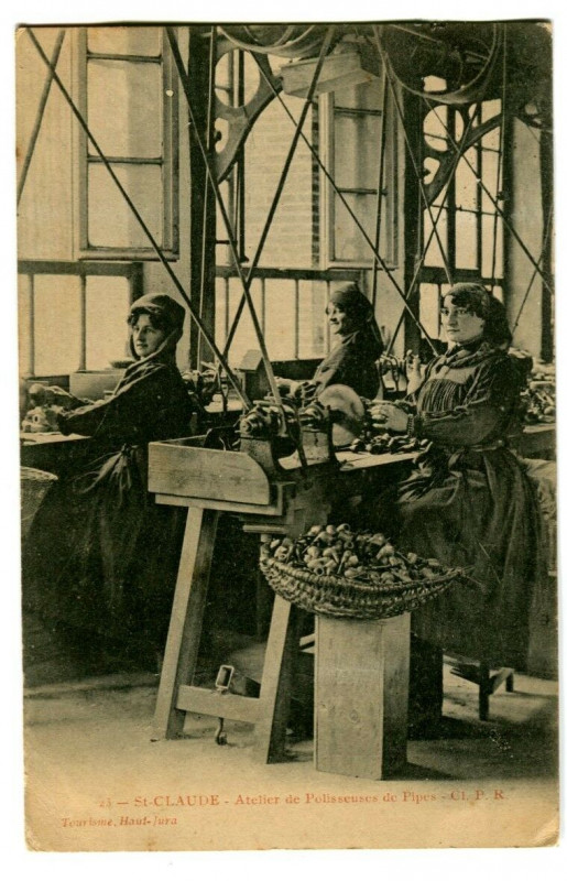 Carte postale ancienne Jura Saint-Claude Atelier de Polisseuses de Pipes animé métier à Saint-Claude