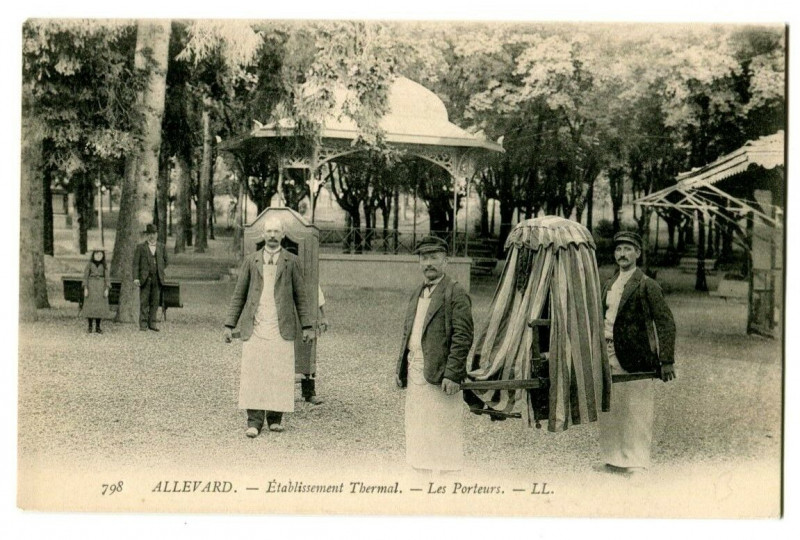 Carte postale ancienne Isère Allevard Etablissement Thermal animé à Allevard