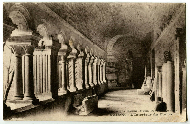 Carte postale ancienne Vaucluse Vaison L'Intérieur du Cloître