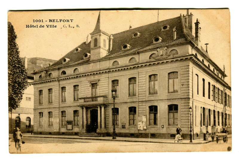 Carte postale ancienne Territoire-de-Belfort Belfort Hôtel de Ville animé à Belfort