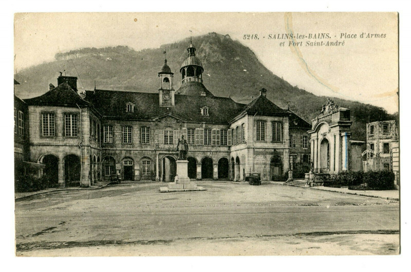 Carte postale ancienne Jura Salins-les-Bains Place d'Armes et Fort Saint-André à Salins-les-Bains
