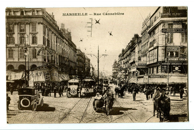Carte postale ancienne Bouche du Rhône Marseille Rue Cannebière animée à Marseille