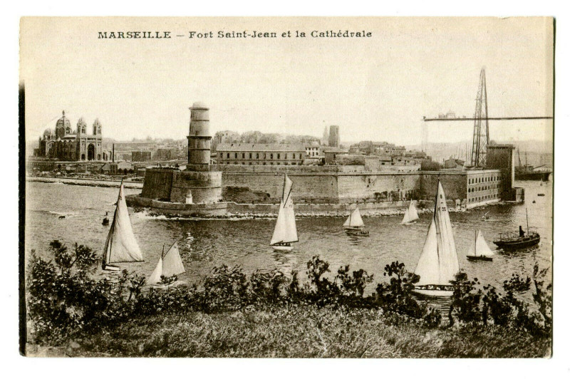 Carte postale ancienne Bouche du Rhône Marseille fort saint-jean et la Cathédrale animé bateaux à Marseille