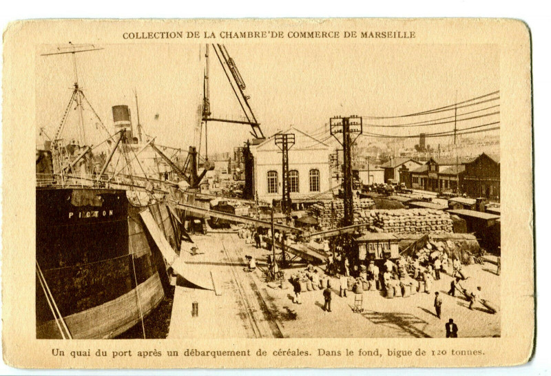 Carte postale ancienne Bouche du Rhône Marseille Un Quai du Port après un débarquement animé à Marseille