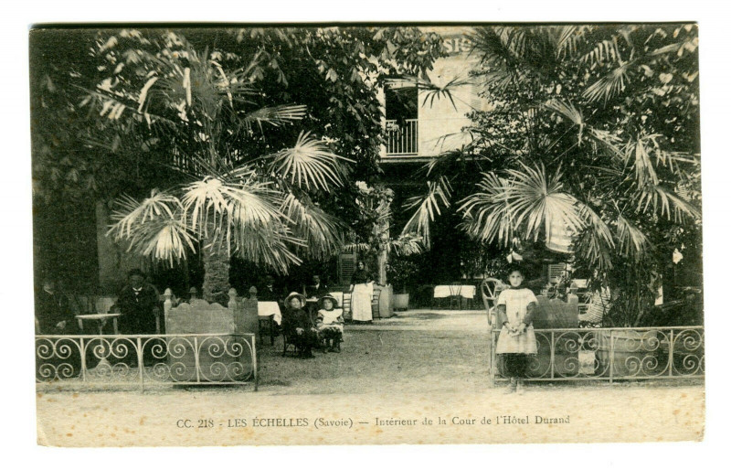 Carte postale ancienne Savoie Les Echelles intérieur de la Cour de l'Hôtel Durand animé