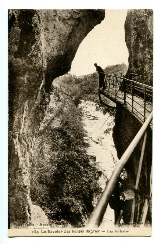 Carte postale ancienne Savoie  Les Gorges du Fier Les Galeries animé