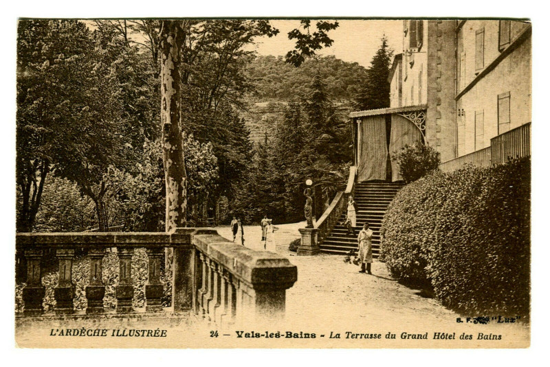 Carte postale ancienne Ardèche Vals-les-Bains La terrasse du Grand Hôtel des Bains à Vals-les-Bains