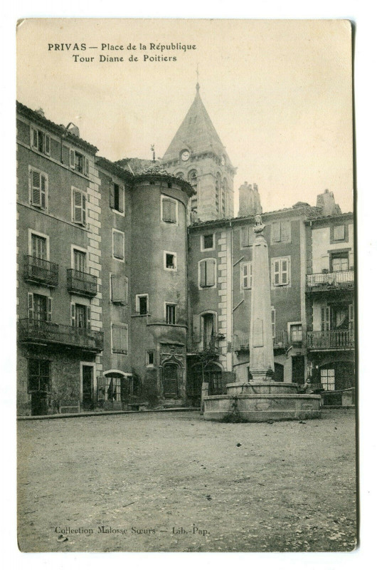 Carte postale ancienne Ardèche Privas Place de la République Tour Diane de Poitiers à Privas
