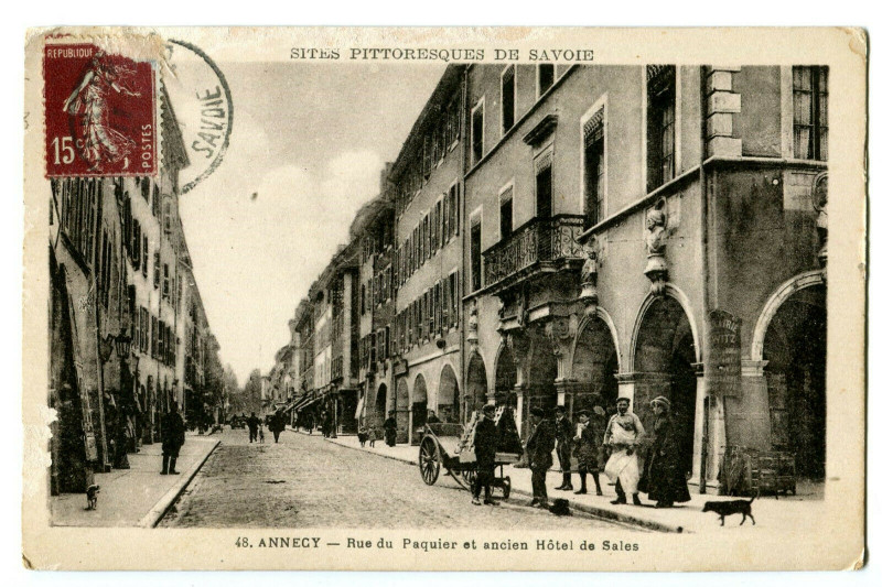 Carte postale ancienne Haute-Savoie Annecy Rue du Pâquier et Ancien Hôtel de Sales animé à Annecy