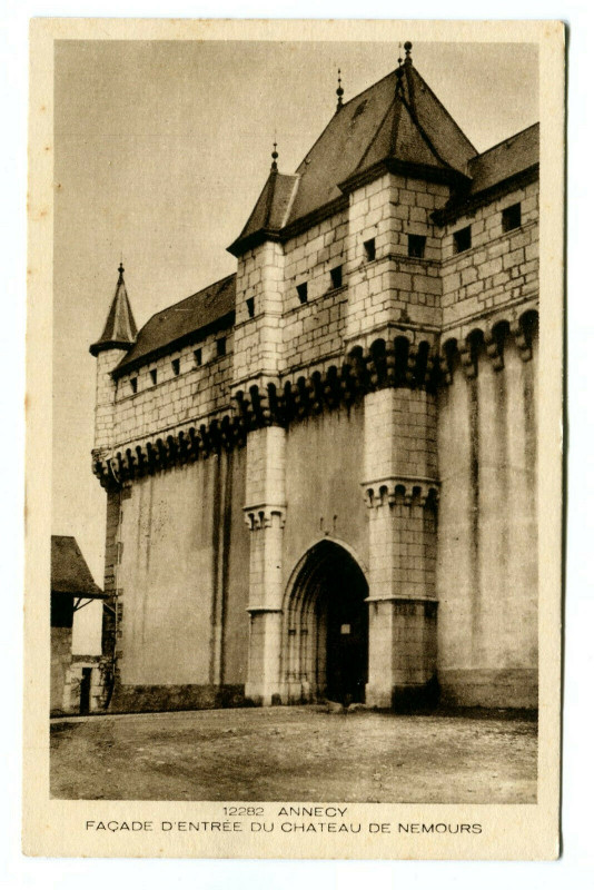 Carte postale ancienne Haute-Savoie Annecy Façade d'Entrée du Château de Nemours à Annecy
