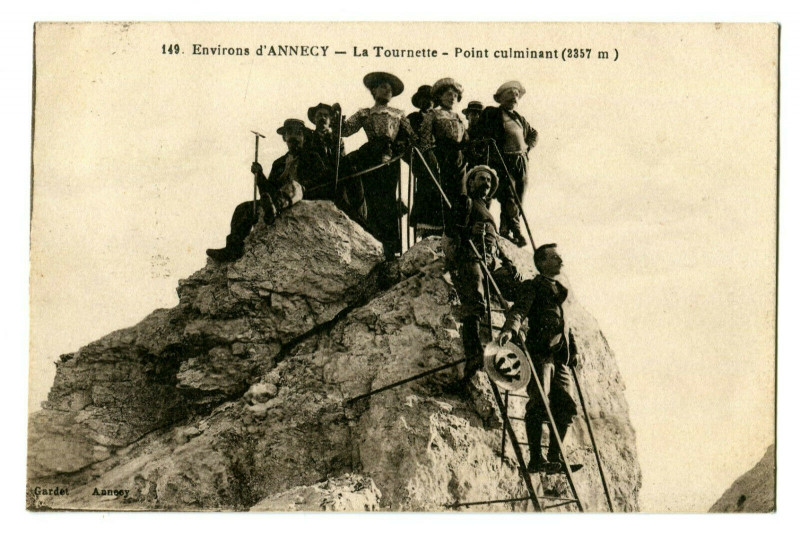 Carte postale ancienne Haute-Savoie Environs d'Annecy La Tournette point culminant animé à Annecy
