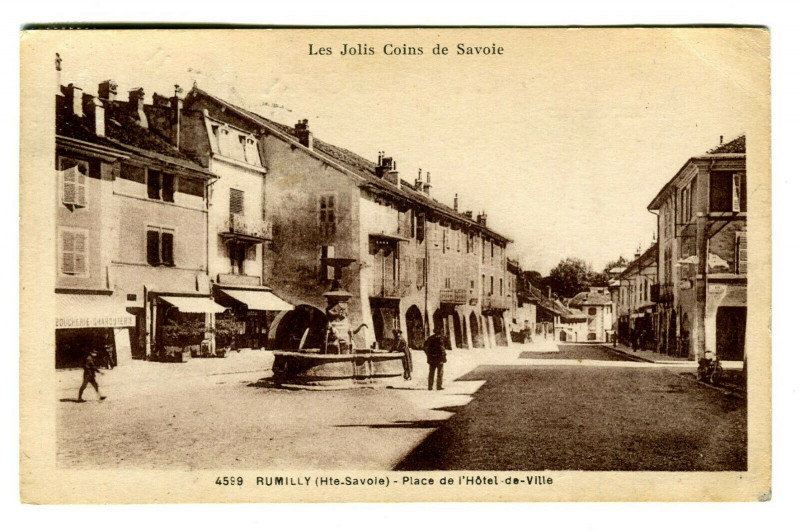 Carte postale ancienne Haute-Savoie Rumilly Place de l'Hôtel de Ville animé à Rumilly