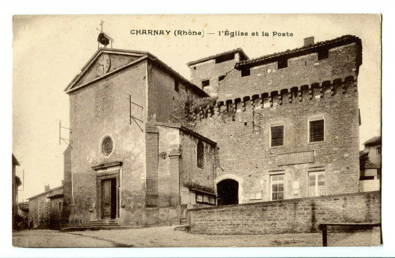 Carte postale ancienne Rhône Charnay L'Eglise et la Poste à Charnay