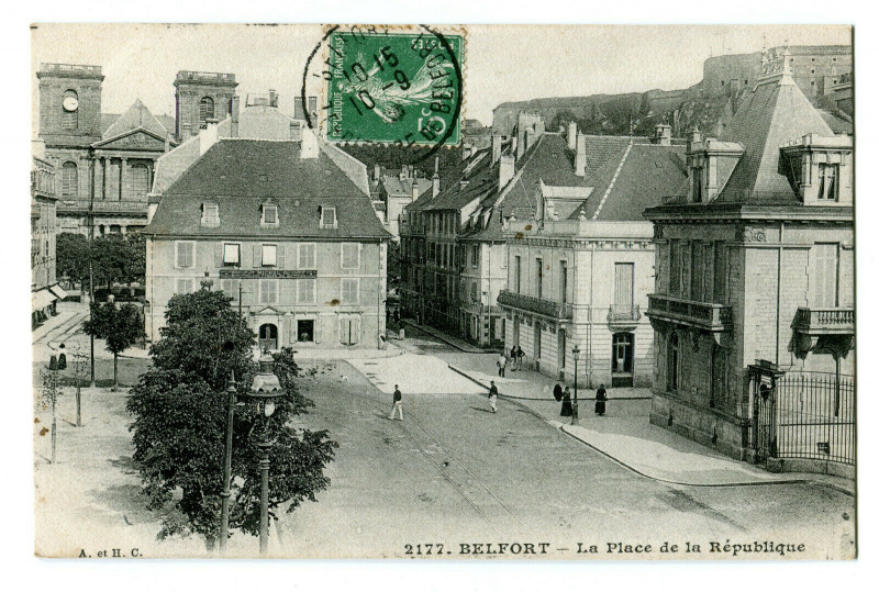 Carte postale ancienne Territoire-de-Belfort Belfort Place de la République animé à Belfort