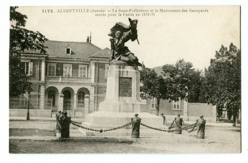 Carte postale ancienne Savoie Albertville Sous-Préfecture et Monument des Savoyards à Albertville