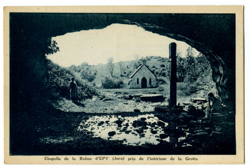 Carte postale ancienne Jura Chapelle de la Balme d'Epy pris de l'intérieur de la grotte animé