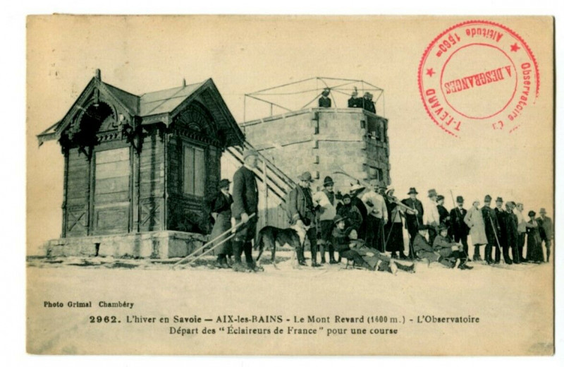 Carte postale ancienne Savoie Aix-les-Bains Mont-Revard Observatoire départ des Eclaireurs animé à Aix-les-Bains