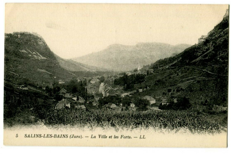 Carte postale ancienne Jura Salins-les-Bains La Ville et les Forts à Salins-les-Bains