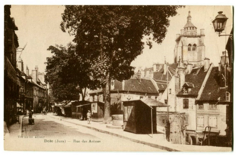 Carte postale ancienne Jura Dole Rue des Arènes animation à Dole