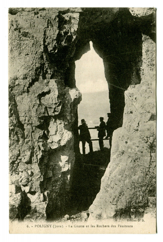 Carte postale ancienne Jura Poligny La grotte et les Rochers des Pénitents animé à Poligny