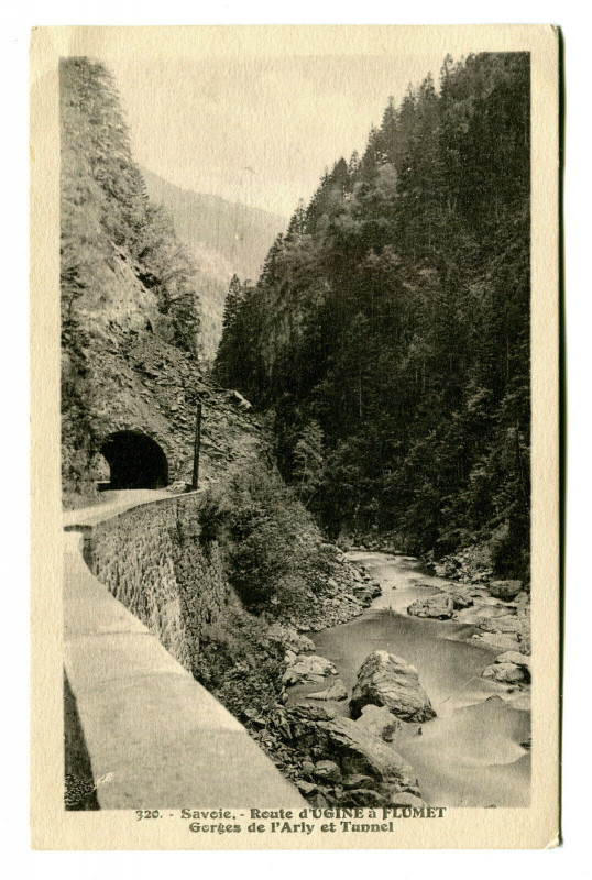 Carte postale ancienne Savoie Route d'Ugine à Flumet Gorges de l' Arly et Tunnel à Flumet