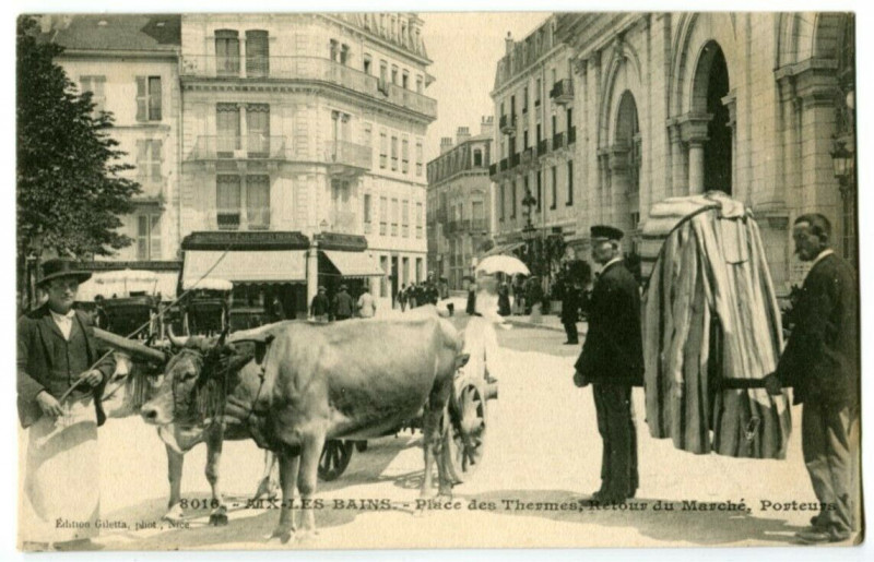 Carte postale ancienne Savoie Aix-les-Bains Place des Thermes Retour du marché et Porteurs animé à Aix-les-Bains