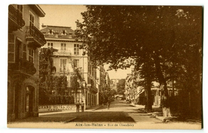 Carte postale ancienne Savoie Aix-les-Bains Rue de Chambéry animation à Aix-les-Bains