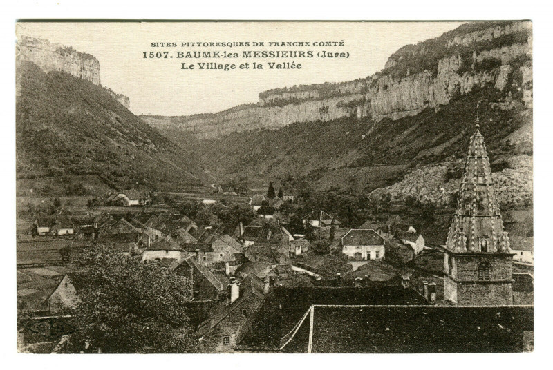 Carte postale ancienne Jura Baume-les-Messieurs Le Village et la Vallée à Baume-les-Messieurs