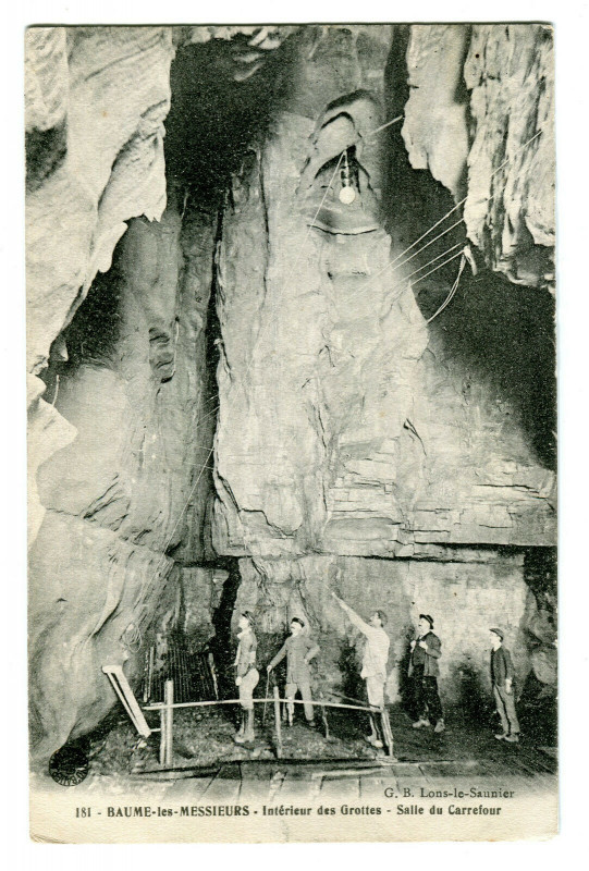Carte postale ancienne Jura Baume-les-Messieurs Intérieur des Grottes Salle du Carrefour animé à Baume-les-Messieurs