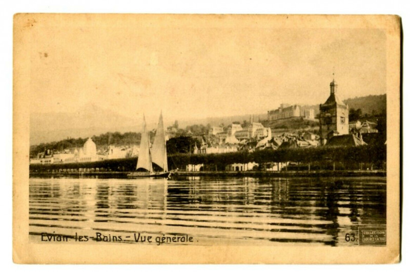 Carte postale ancienne Haute-Savoie Evian-les-Bains Vue générale bateaux à Évian-les-Bains