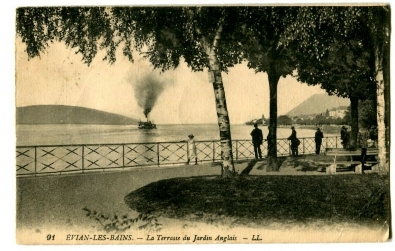 Carte postale ancienne Haute-Savoie Evian-les-Bains La Terrasse du Jardin Anglais animé à Évian-les-Bains
