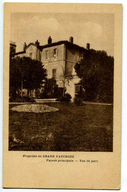 Carte postale ancienne Vaucluse Sorgues Château du Grand Vaucroze Façade principale vue du parc à Sorgues