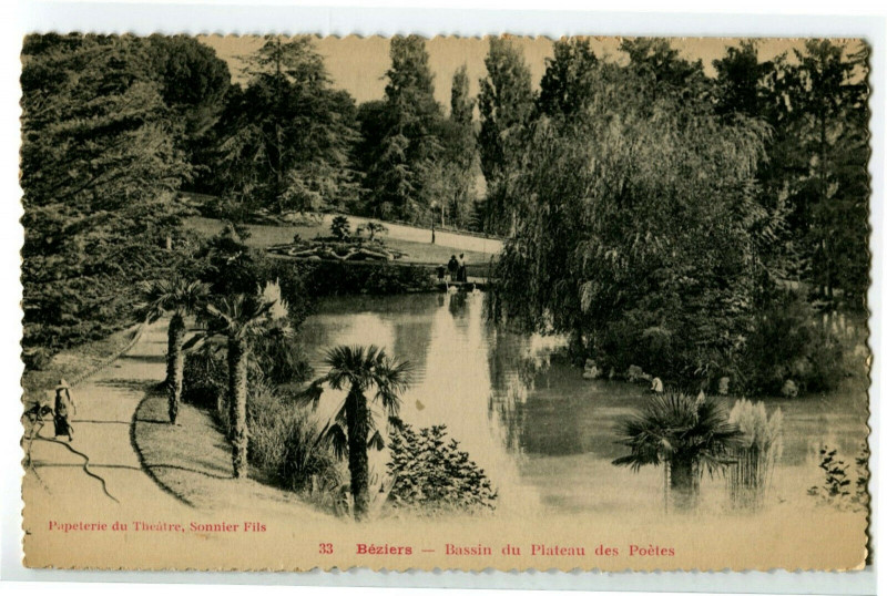 Carte postale ancienne Herault Béziers Bassin du Plateau des Poètes animé à Béziers