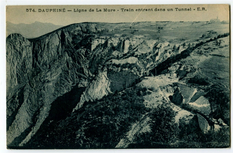 Carte postale ancienne Isère  Ligne de la Mure Viaduc Train entrant dans un Tunnel à La Mure