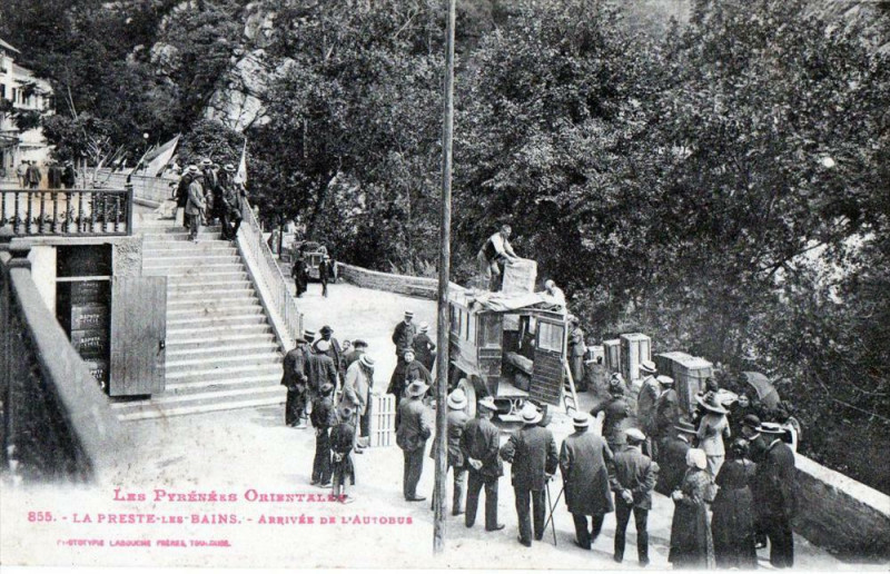Carte postale ancienne La Preste Arrivee De L'Autobus (Belle Animation