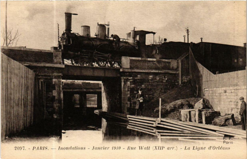Carte postale ancienne Inondations - Janvier 1910 - Rue Watt - La Ligne d'Orléans à Paris 13e