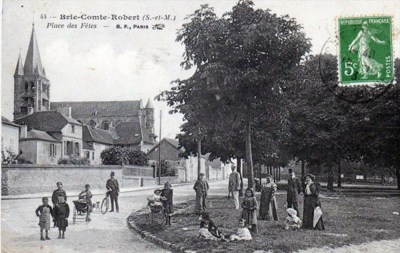 Carte postale ancienne Brie Comte Robert Place Des Fetes (cpa animée) à Brie-Comte-Robert