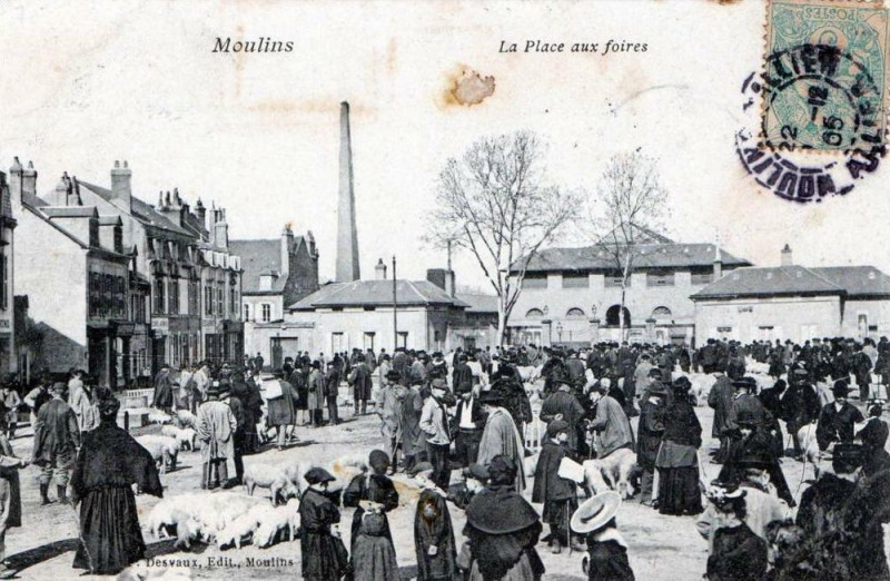 Carte postale ancienne Moulins  La Place Aux Foires (Belle Animation Top à Moulins