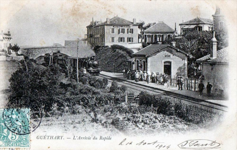 Carte postale ancienne Guethary L'Arrivee Du Rapide (TRAIN En Gare à Guéthary