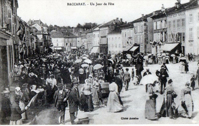 Carte postale ancienne Baccarat Un Jour De Fete (Grosse Animation Dans La Rue à Baccarat