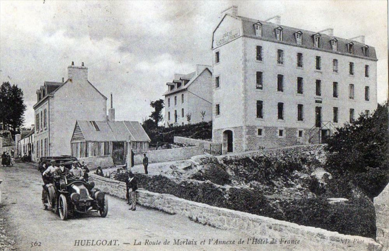 Carte postale ancienne Huelgoat La Route De Morlaix Et L'Annexe De L'Hotel De France (ANIMATION à Huelgoat
