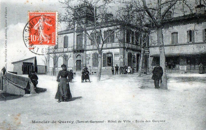 Carte postale ancienne Monclar De Quercy Hotel De Ville Ecole Des Garcons (cpa animée) à Monclar-de-Quercy