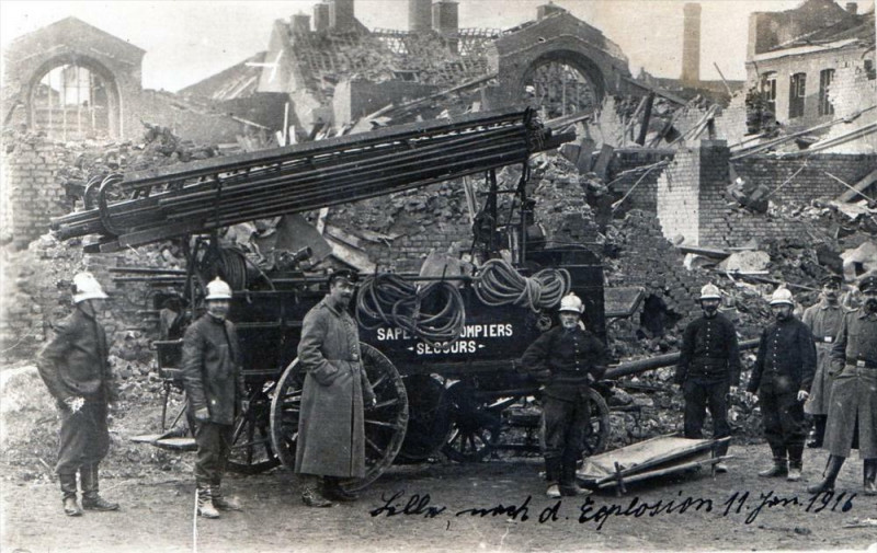 Carte postale ancienne Carte Photo Exceptionnelle Lille Les Sapeurs Pompiers Explosion Du 11 Jan à Lille